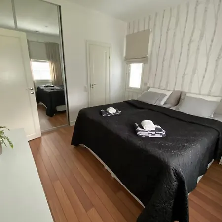 Entire Arctic Family House - Private Appartamento